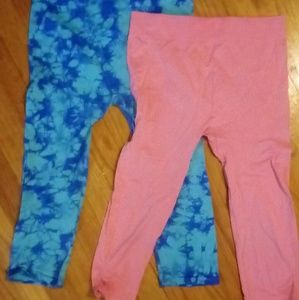 Two pairs of stretchy knee length leggings